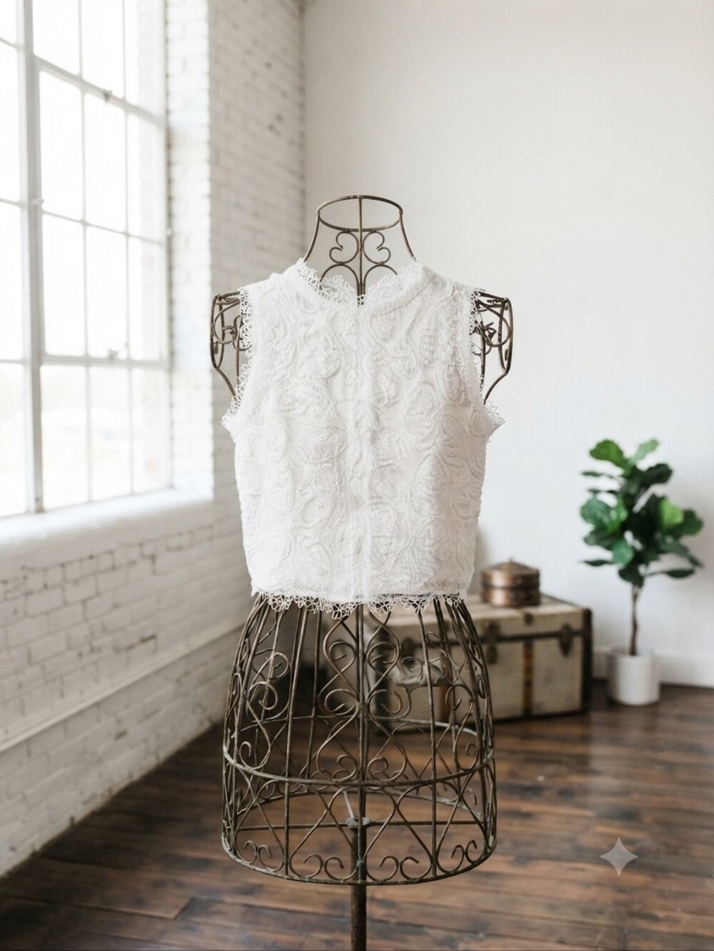 Chicwish White Lace Sleeveless Crop Camisole